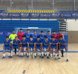 Equipo del C.F. Rusadir posando en la cancha de fútbol sala