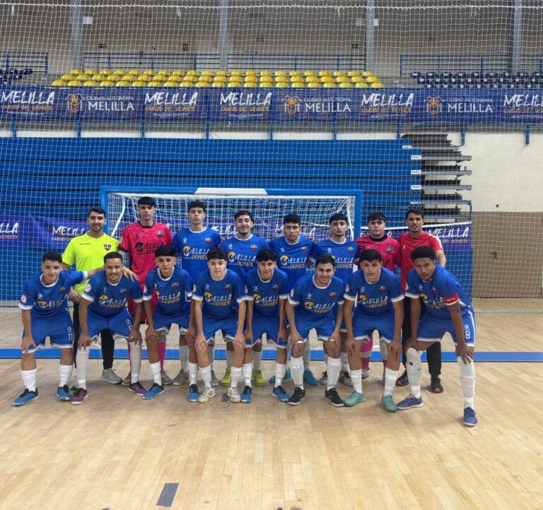 Equipo del C.F. Rusadir posando en la cancha de fútbol sala