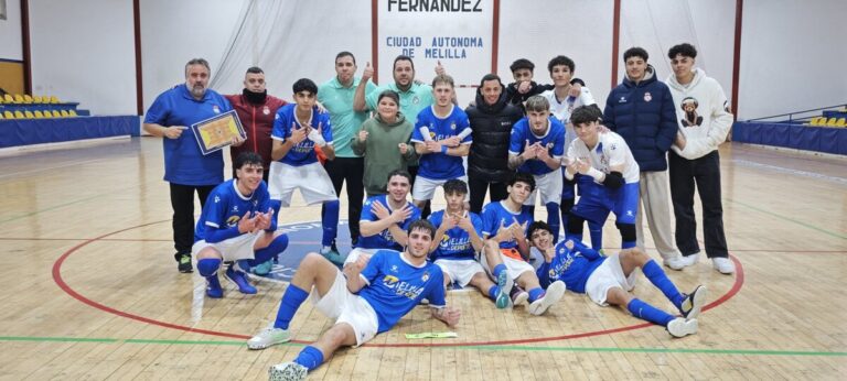 Jugadores del C.F. Rusadir y Peña Real Madrid posando en el campo