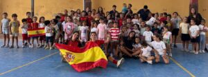 Grupo de niños y monitores en el campamento Educa Verano 2026