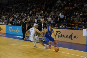 Jugadores del Club Melilla Baloncesto en acción durante un partido