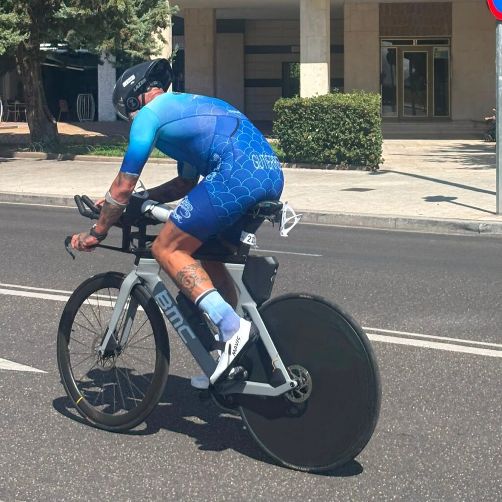 Atleta del Club Triatlón Melilla compitiendo en una carrera de triatlón.