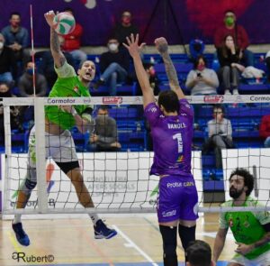 Jugadores del Club Voleibol Melilla en acción durante un partido