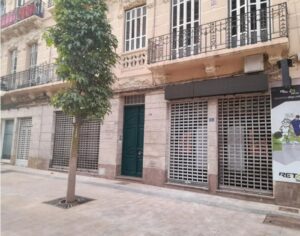Fachada de comercios cerrados en Melilla durante la feria
