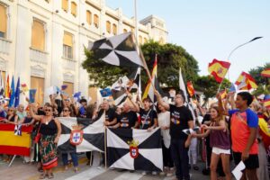 Concentración en Melilla con banderas de España y Ceuta