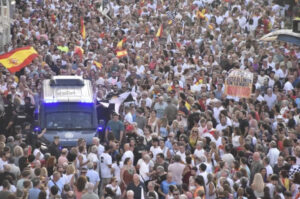 Multitud de personas en una manifestación en Ceuta con banderas españolas.