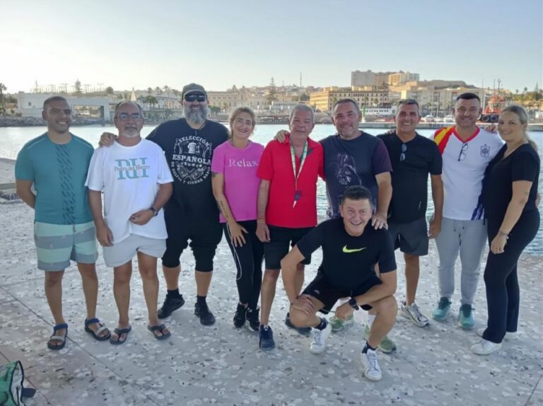 Grupo de participantes en el Concurso de Pesca Adultos en Melilla