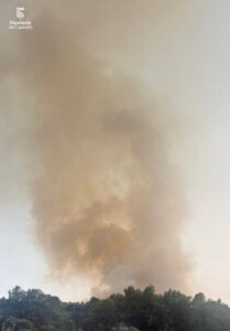 Nubes de humo de un incendio forestal en Culla, Castellón
