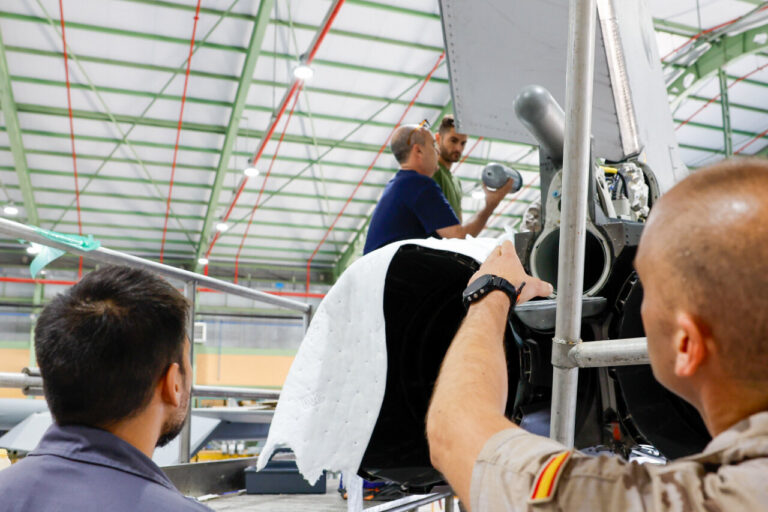 Técnicos trabajando en mantenimiento de aeronaves del Ministerio de Defensa