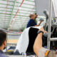 Técnicos trabajando en mantenimiento de aeronaves del Ministerio de Defensa