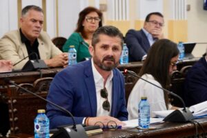 Reunión sobre subvenciones para jóvenes en Melilla con participantes discutiendo