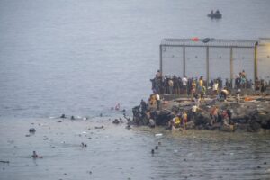 Grupo de personas en la costa de Ceuta durante una crisis migratoria