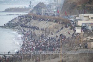 Multitud de migrantes intentando cruzar la frontera en Ceuta, Marruecos.