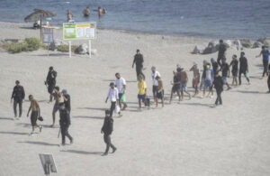 Grupo de personas caminando por la playa tras la crisis migratoria en Ceuta