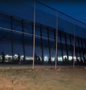 Grupo de personas en la frontera de Melilla durante la noche