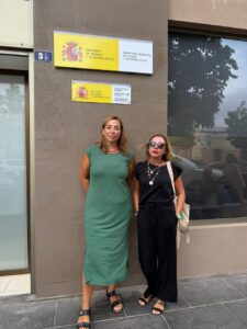 Dos mujeres posando frente a la Inspección de Trabajo en Melilla.