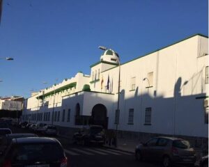 Edificio del CEIP Reyes Católicos en Melilla con cielo despejado
