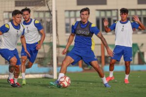 David Díaz entrenando con el equipo de la U.D. Melilla en el campo.