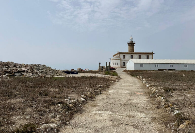 Vista del Destacamento Naval de Alborán con instalaciones y faro