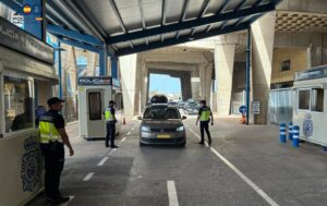 Agentes de la Policía Nacional realizando un control en Melilla