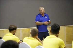 Diego Martínez hablando con árbitros en un curso de fútbol playa en Jaén