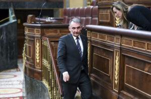 Diputado de Sumar en el parlamento español discutiendo sobre tropas