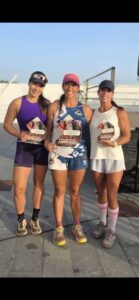 Dori Alonso y otras atletas con trofeos tras la carrera vertical.