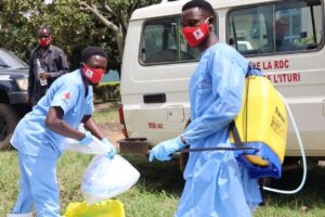 Trabajadores de salud en Congo manejando materiales de bioseguridad