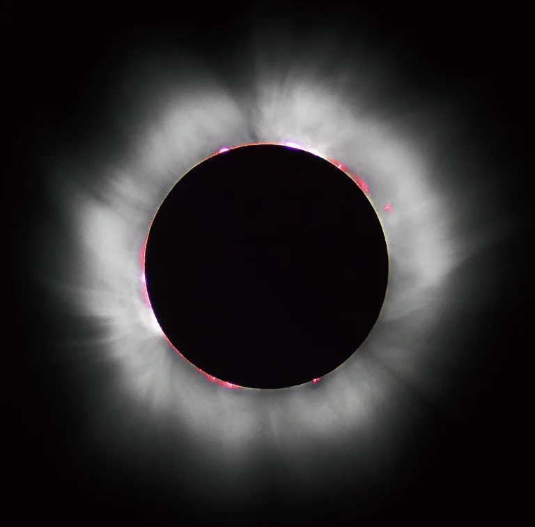 Eclipse solar de 1999 con corona visible alrededor de la luna