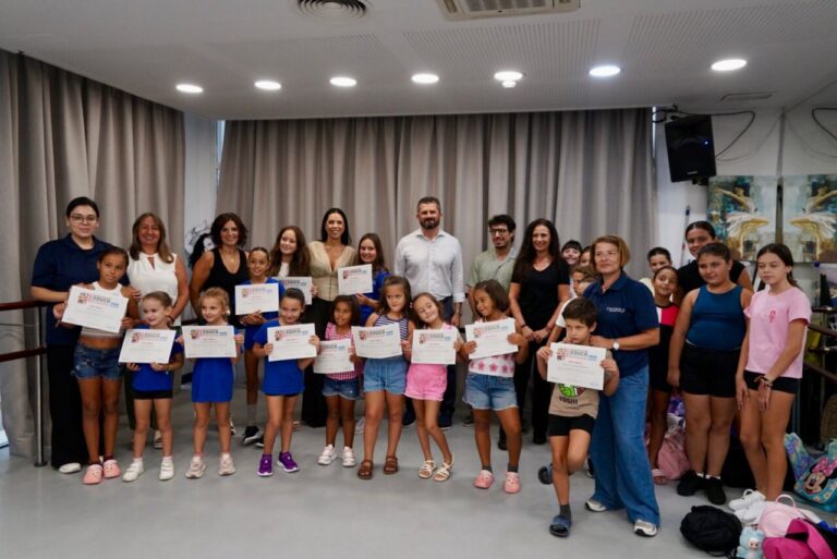 Grupo de niños y adultos sosteniendo diplomas en un evento de Educa Verano