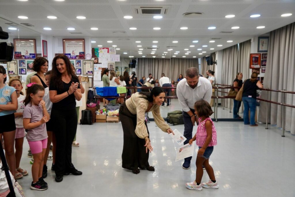 Entrega de diplomas a niños en el programa Educa Verano