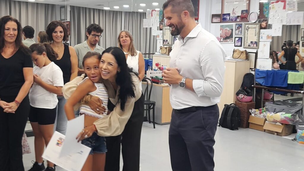Entrega de diplomas a niños en el programa Educa Verano