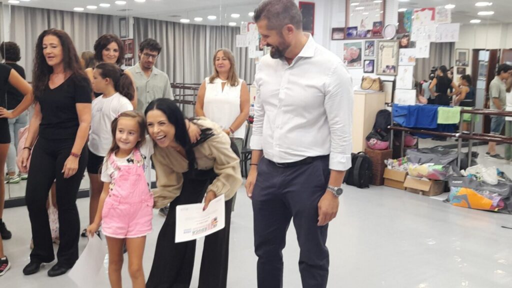 Entrega de diplomas a niños en el programa Educa Verano