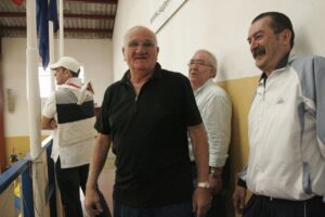 Hombres conversando en un ambiente informal, sonriendo y disfrutando.
