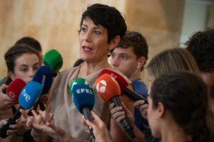 La ministra Elma Saiz hablando con periodistas sobre la situación en Ceuta