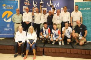 Grupo de premiados en la entrega de trofeos de vela ligera en Melilla