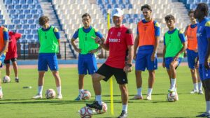 Entrenamiento de fútbol con jugadores en el campo