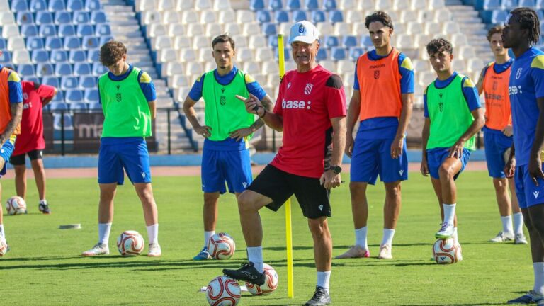 Entrenamiento de fútbol con jugadores en el campo