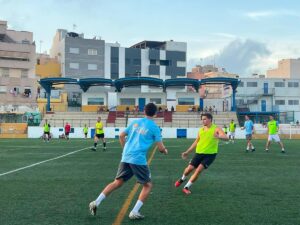 Jugadores del Melilla City C.F. entrenando en el campo