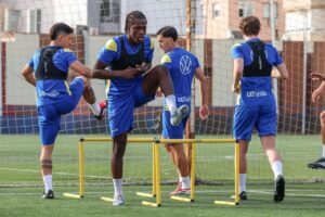 Jugadores de la U.D. Melilla entrenando en el campo con ejercicios físicos