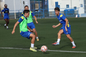 Jugadores de la U.D. Melilla entrenando en el campo de fútbol
