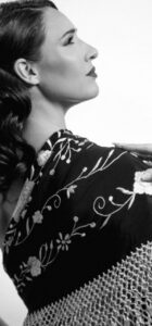 Estefanía Saavedra posando con un vestido decorado en una sesión fotográfica