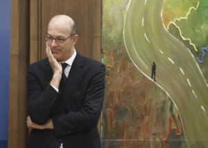 Pablo Vázquez, político español, en un evento formal con fondo artístico.