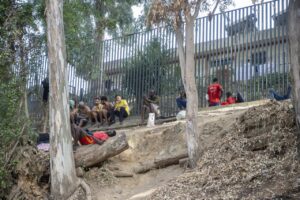 Grupo de personas en la frontera entre Marruecos y España
