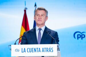 Alberto Núñez Feijóo entregando carnets del Partido Popular en un evento