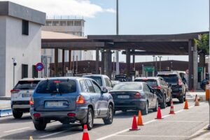 Vehículos en la frontera de Beni-Enzar esperando para cruzar