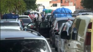 Vehículos esperando en la frontera de Melilla con mercancías en el techo.
