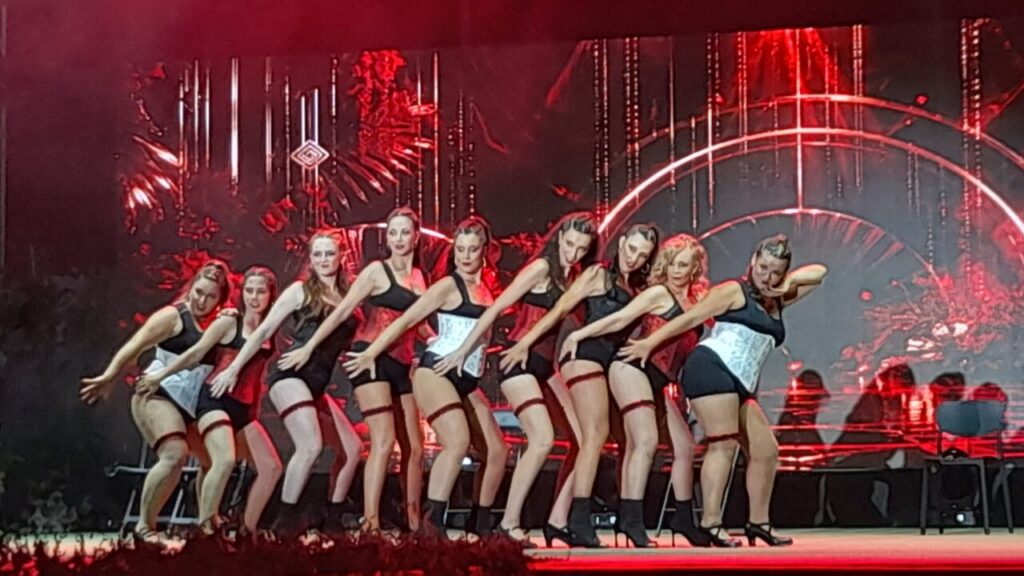 Actuación de un grupo de bailarinas en la gala de Miss y Míster Melilla 2026