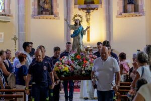 Miembros del Gobierno local acompañan la procesión de la Virgen de la Asunción