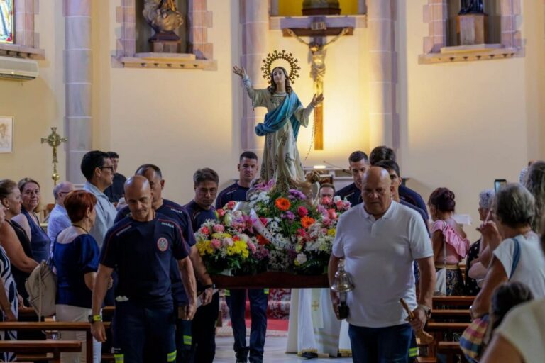 Miembros del Gobierno local acompañan la procesión de la Virgen de la Asunción